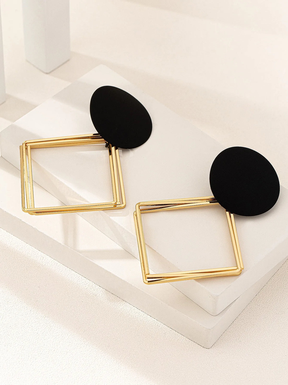A Pair of European and American Fashionable, Sexy, Stylish, Casual, and Versatile Women's Earrings