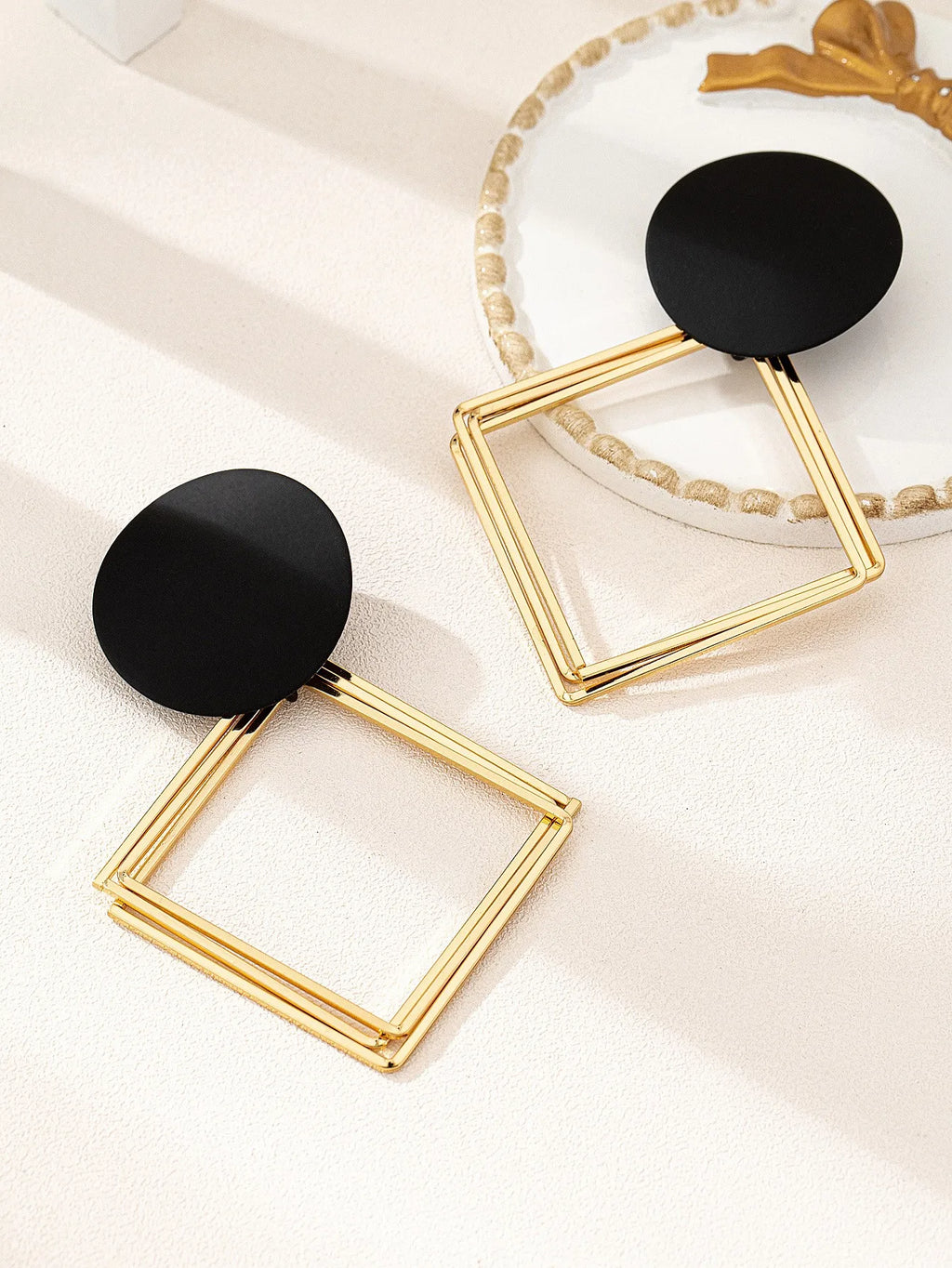 A Pair of European and American Fashionable, Sexy, Stylish, Casual, and Versatile Women's Earrings