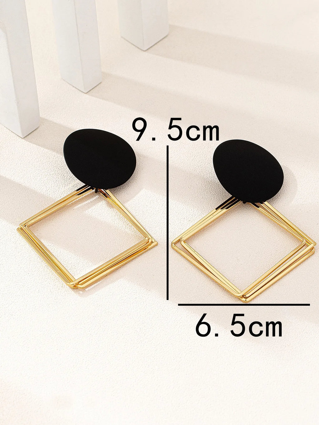 A Pair of European and American Fashionable, Sexy, Stylish, Casual, and Versatile Women's Earrings