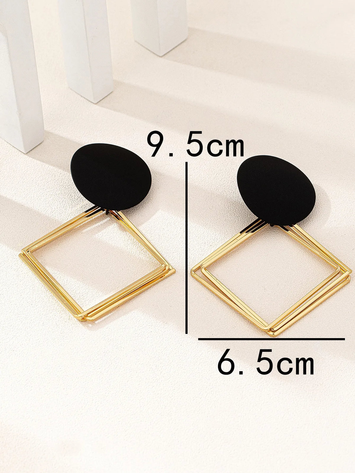 A Pair of European and American Fashionable, Sexy, Stylish, Casual, and Versatile Women's Earrings