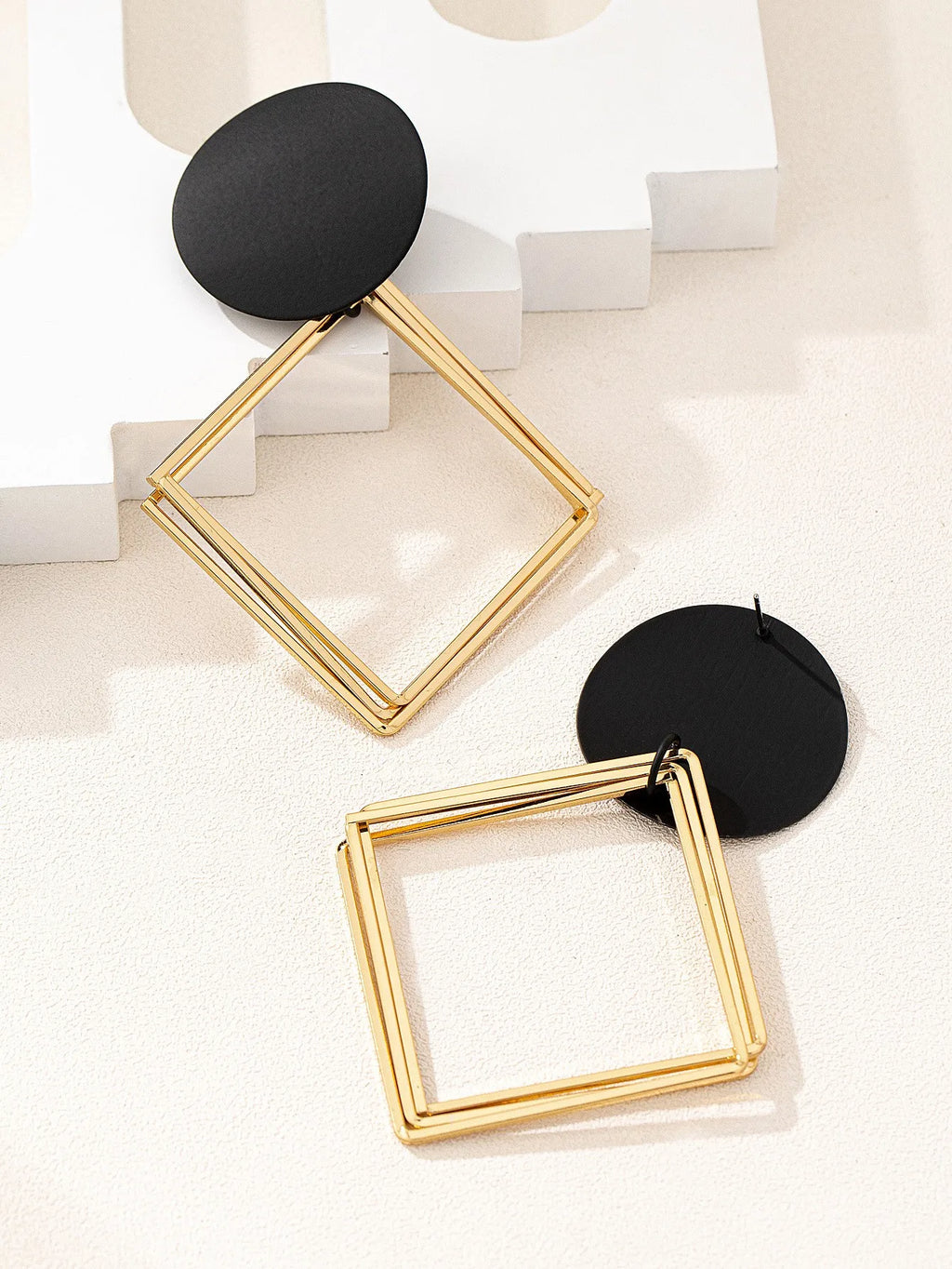 A Pair of European and American Fashionable, Sexy, Stylish, Casual, and Versatile Women's Earrings