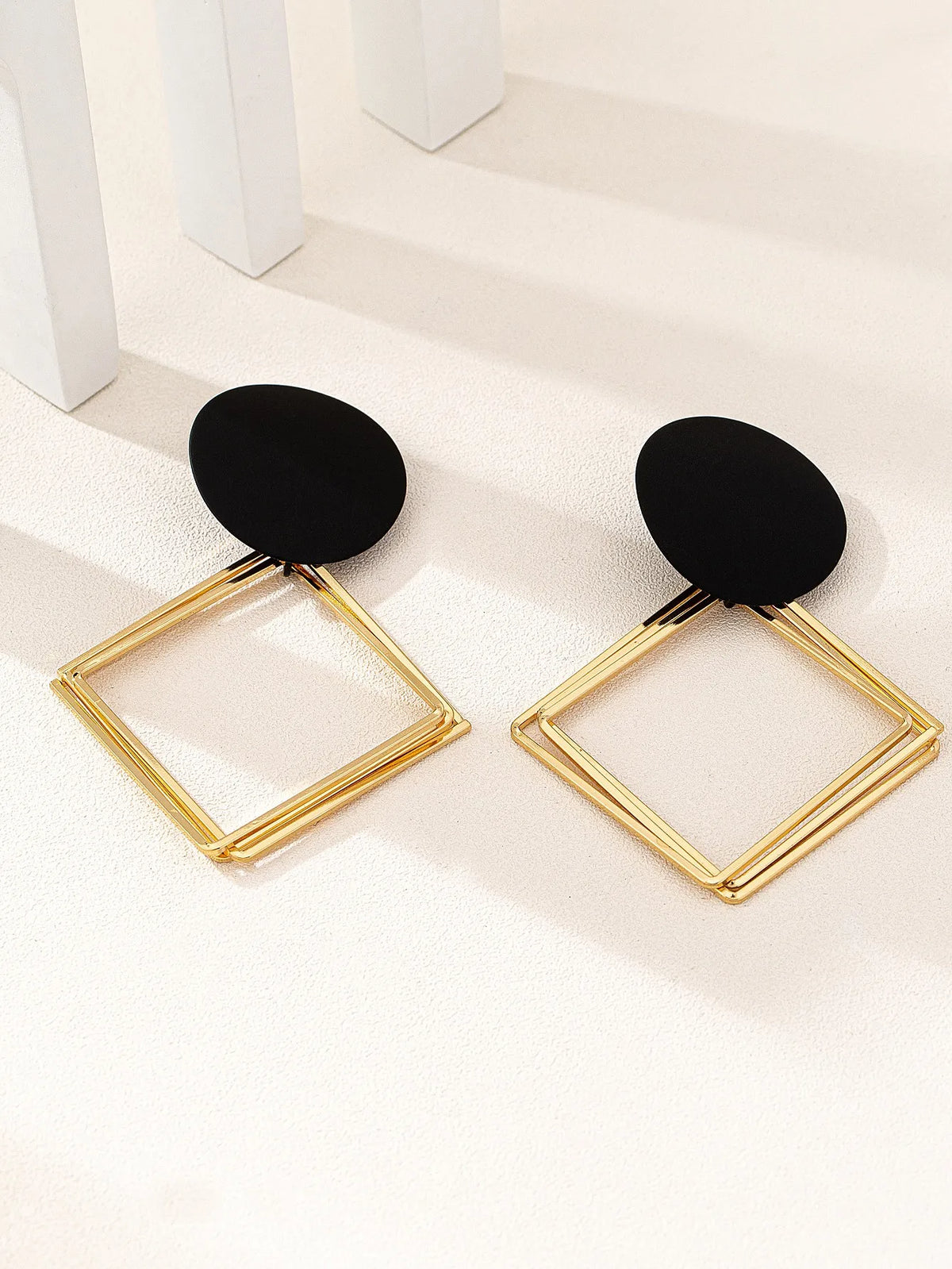 A Pair of European and American Fashionable, Sexy, Stylish, Casual, and Versatile Women's Earrings